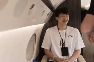 启程出发✈️开拓者官推发布杨瀚森登机照：波特兰在等你 ❤️